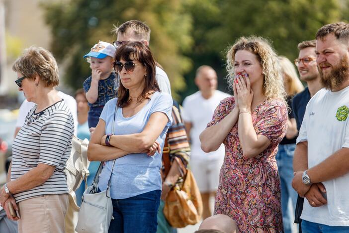 Šokio ir cirko spektaklis „Pelat“