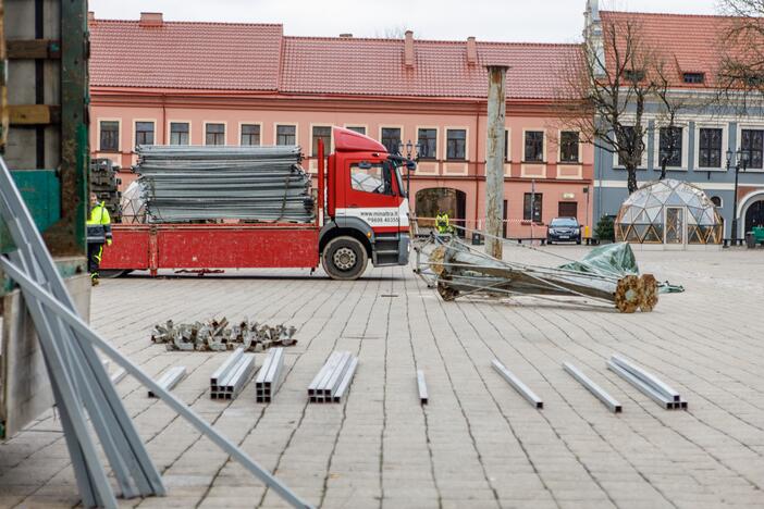 Rotušės aikštėje pradeda kilti Kalėdų eglė