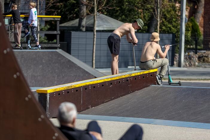 Kauniečiai džiaugiasi atėjusiu pavasariu