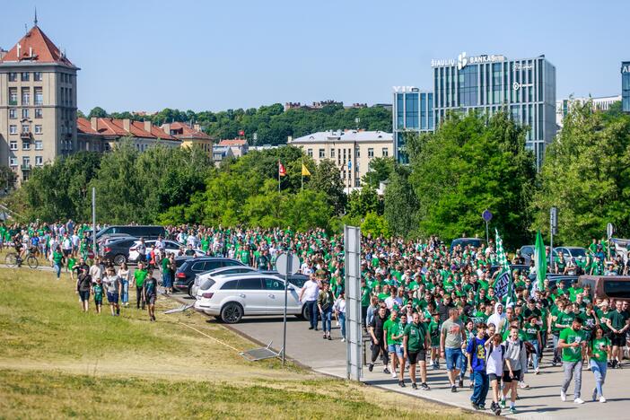 Krepšinio sirgaliai plūsta į areną