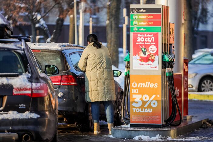 Prie degalinių Kaune – didžiulės automobilių eilės