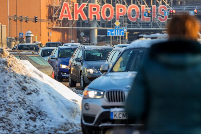 Prie degalinių Kaune – didžiulės automobilių eilės