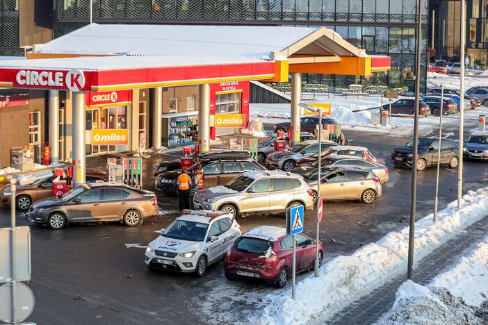 Prie degalinių Kaune – didžiulės automobilių eilės