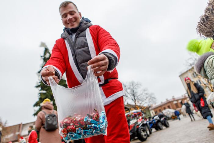 Po Kauną pabiro ratuoti Kalėdų Seneliai