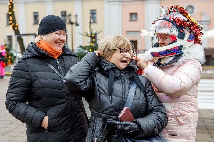 Po Kauną pabiro ratuoti Kalėdų Seneliai