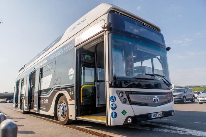 Kaune išbandytas vandeniliu varomas autobusas