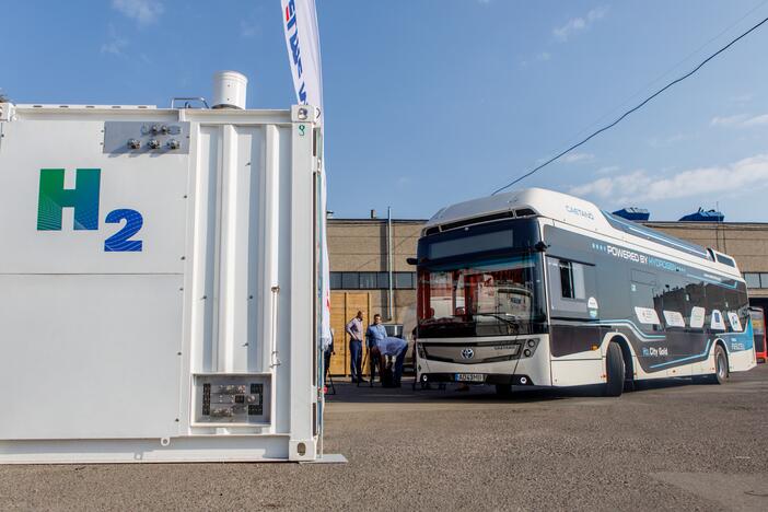 Kaune išbandytas vandeniliu varomas autobusas