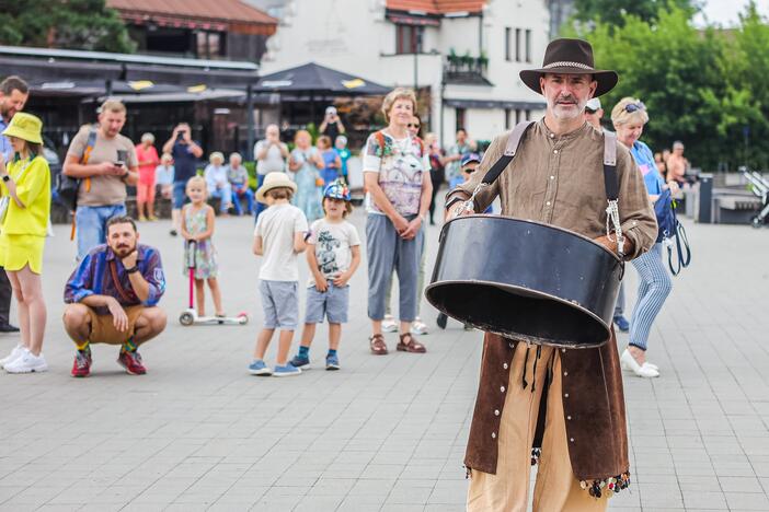 Kauniečius džiugina festivalio „ConTempo“ žirafos