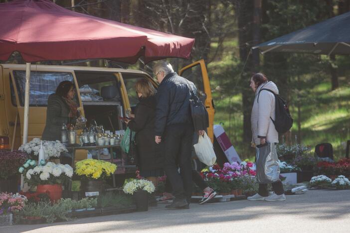 Artėjant Motinos dienai – kapinėse Kaune padidėjęs žmonių srautas