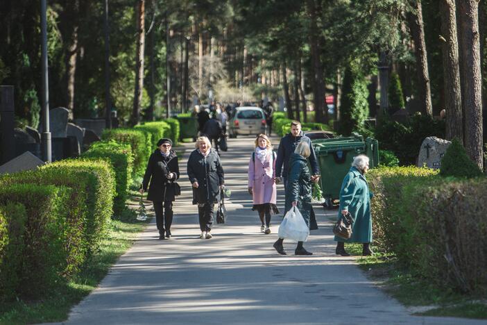 Artėjant Motinos dienai – kapinėse Kaune padidėjęs žmonių srautas