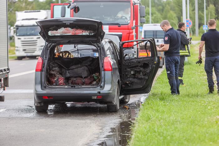 Kauno LEZ'e sudegė automobilis  