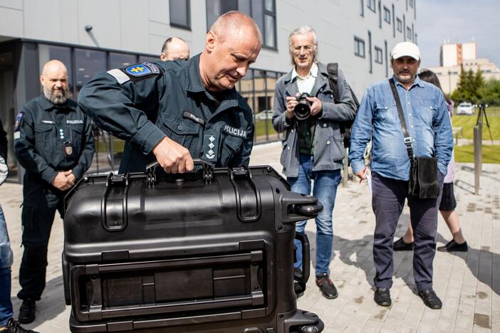 Kauno policijai perduoti naktiniai dronai ir elektriniai paspirtukai