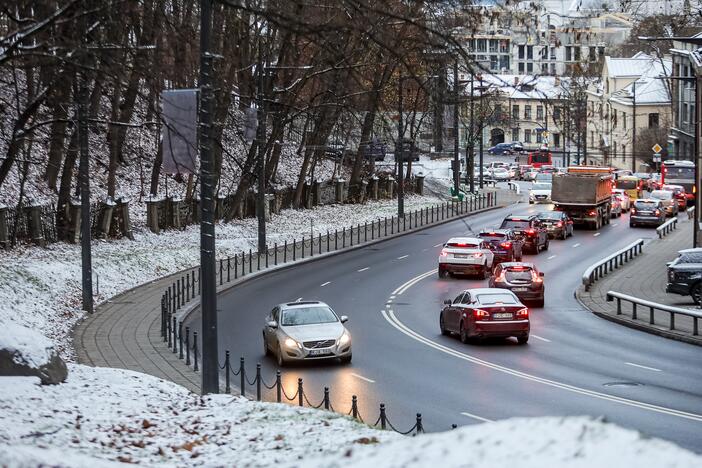 Kauną nuklojo balta sniego skraistė