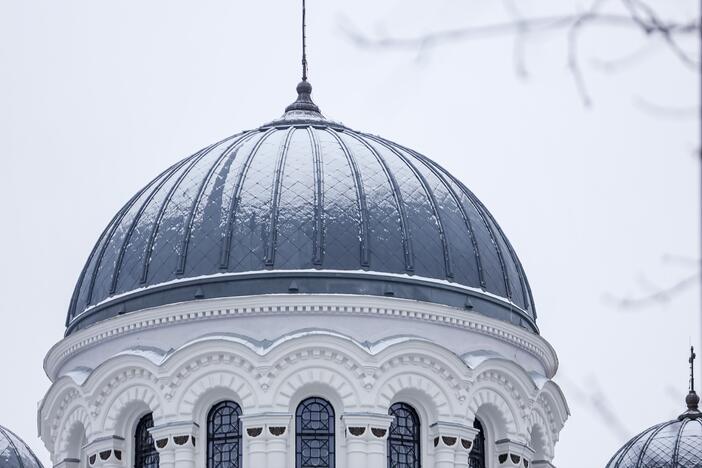 Kauną nuklojo balta sniego skraistė