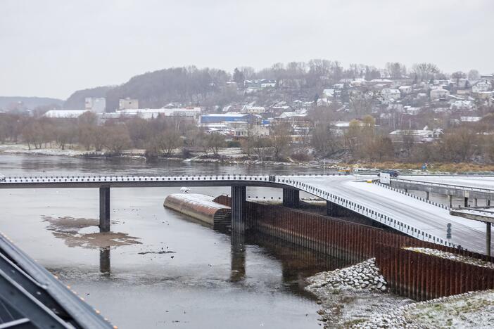 Kauną nuklojo balta sniego skraistė