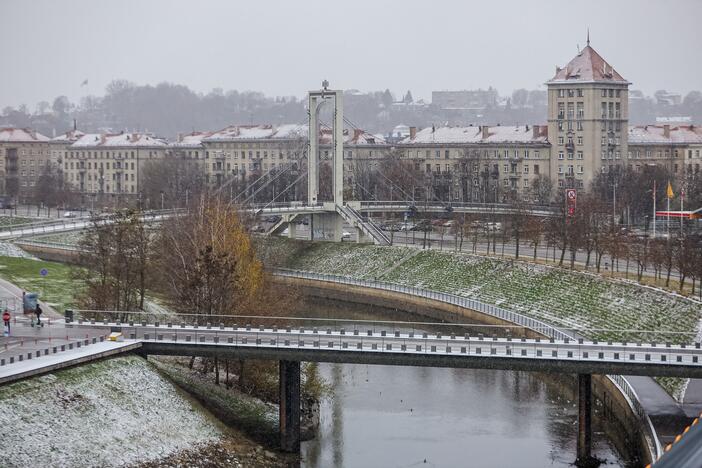 Kauną nuklojo balta sniego skraistė