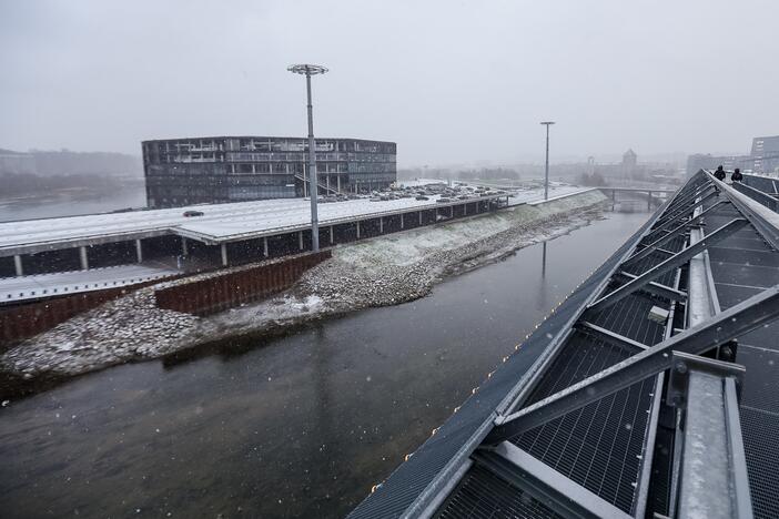 Kauną nuklojo balta sniego skraistė