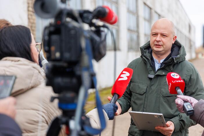 Tvarkomos po „Ekologistikos“ gaisro likusios padangų atliekos 