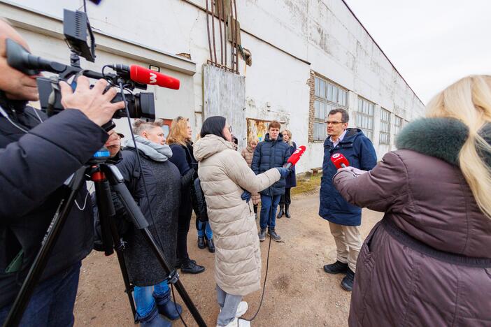 Tvarkomos po „Ekologistikos“ gaisro likusios padangų atliekos 