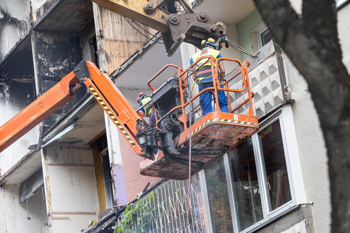 Pradedami sprogusio daugiabučio Viršuliškėse atstatymo darbai