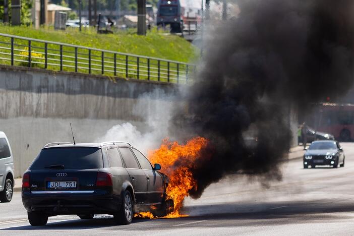 Vilniuje užsiliepsnojo „Audi“