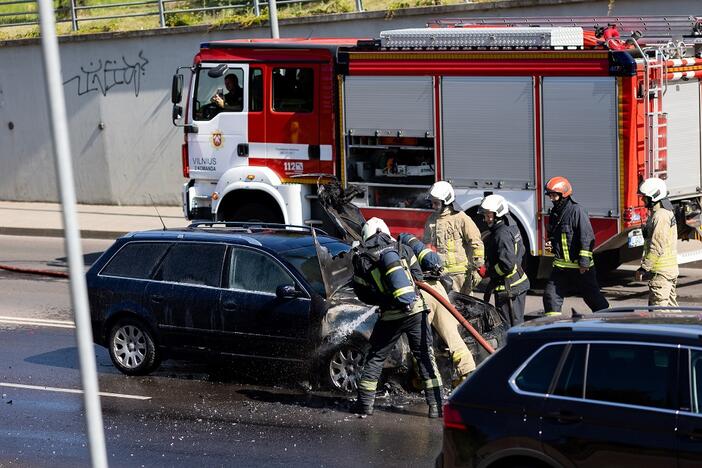 Vilniuje užsiliepsnojo „Audi“