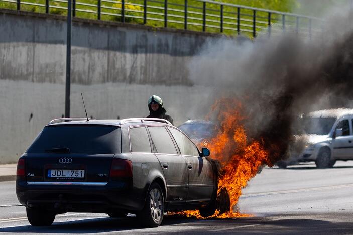 Vilniuje užsiliepsnojo „Audi“