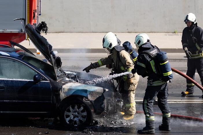 Vilniuje užsiliepsnojo „Audi“