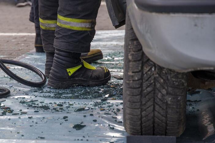 Garažų komplekse Vilniuje atvira liepsna degė automobilis – dūmais apsinuodijo keli žmonės