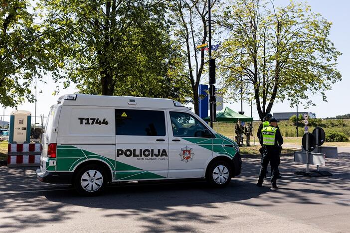 Policijos pareigūnai ir Lietuvos kariuomenės kariai „Litexpo“  prieigose