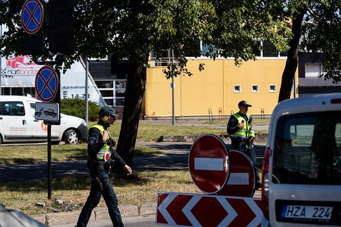 Policijos pareigūnai ir Lietuvos kariuomenės kariai „Litexpo“  prieigose