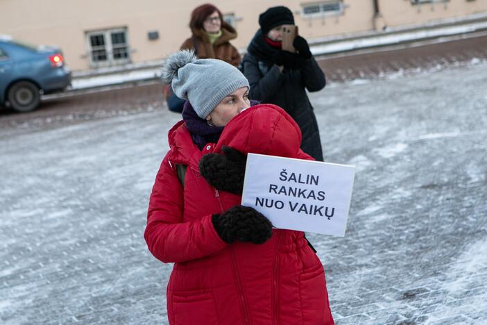 „Basų mamų“ protestas prieš galimybių pasą vaikams