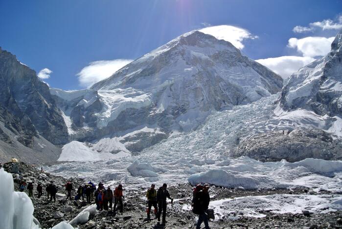 Kinija dėl COVID-19 grėsmės ant Everesto įrengs „skiriamąją liniją“ su Nepalu