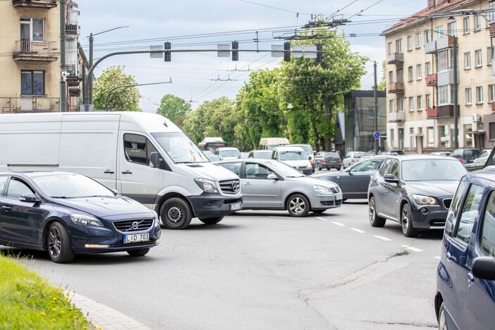 Kasdienybė: spūstys didmiesčiuose liudija, kad jų gyventojai nesiveržia iš savo automobilių persėsti į viešąjį transportą.