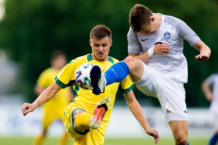 Varžovai: Estijos futbolininkai (baltos spalvos apranga) sėkmingai apsigynė nuo Lietuvos rinktinės atakų.