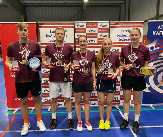 Laimikis: VDU badmintonininkai P.Bartušis, D.Razas, I.Gaidė, S.Golubickaitė ir K.Remeikaitė iškovojo net dešimt SELL žaidynių medalių.