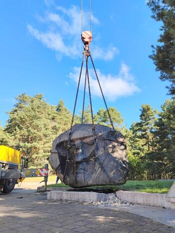 Sprendimas: šią savaitę Neringoje demontuotas sovietinis memorialas, kuris greta Alksnynės viensėdžio buvo atidengtas 1967 m.