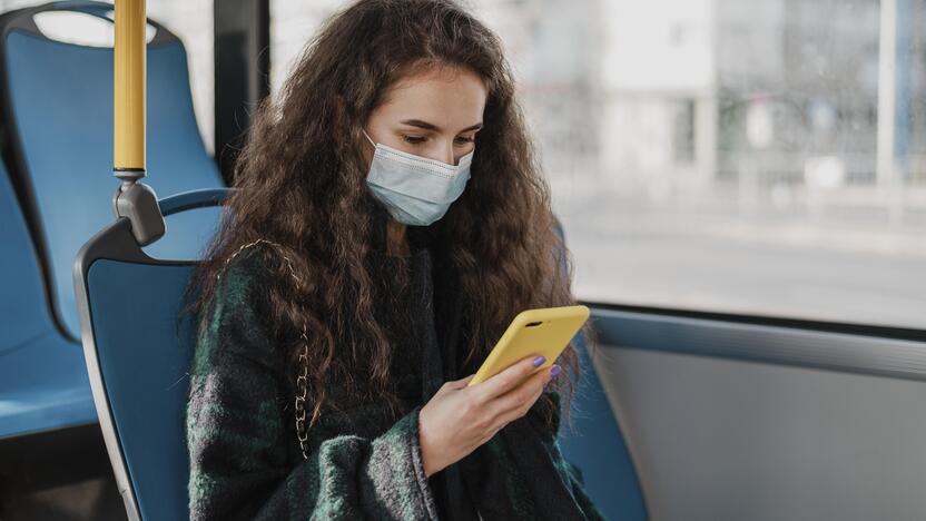 Svarstoma atšaukti ekstremalią situaciją: kaukės liktų viešajame transporte