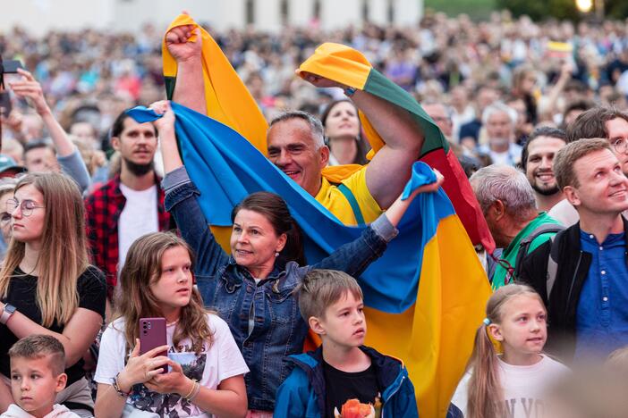 Tautiškos giesmės giedojimas Vilniaus Katedros aikštėje