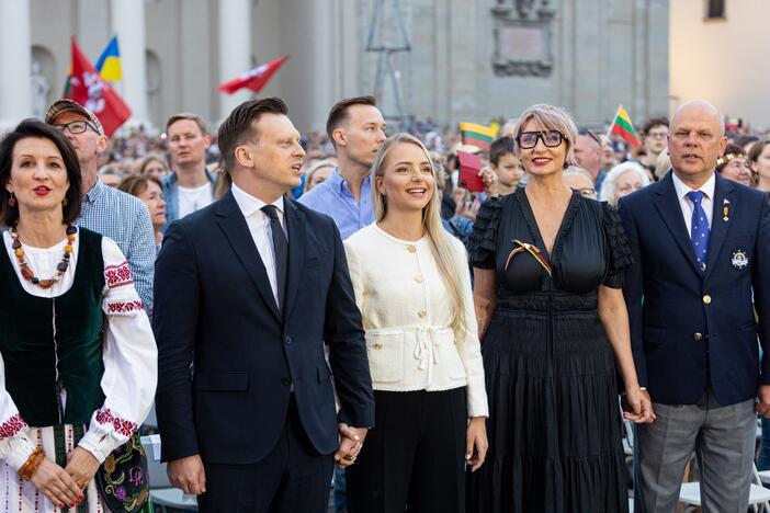 Tautiškos giesmės giedojimas Vilniaus Katedros aikštėje