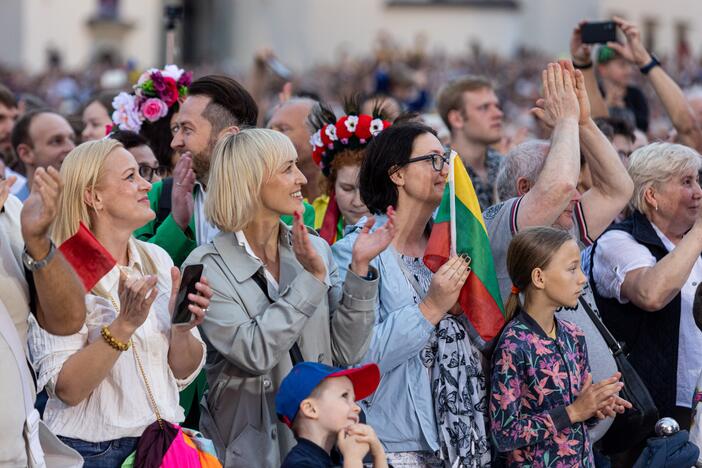 Tautiškos giesmės giedojimas Vilniaus Katedros aikštėje