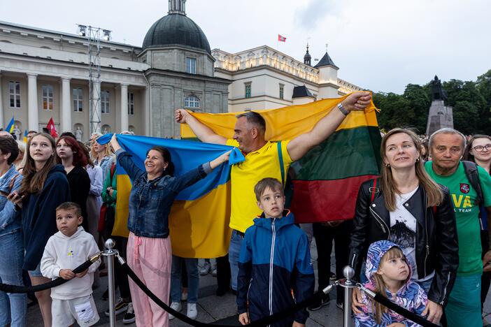 Tautiškos giesmės giedojimas Vilniaus Katedros aikštėje