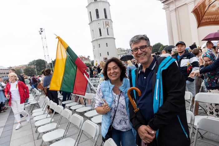 Tautiškos giesmės giedojimas Vilniaus Katedros aikštėje