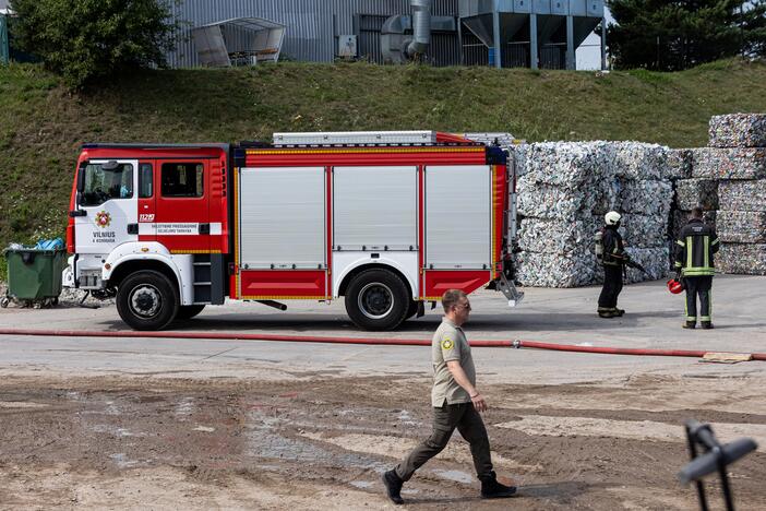 Didžiulis gaisras įmonėje „Ecoservice“