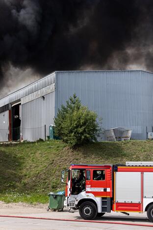 Didžiulis gaisras įmonėje „Ecoservice“