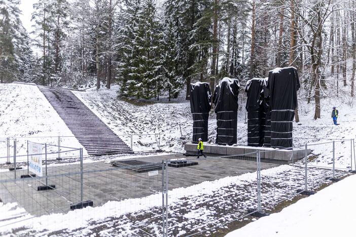  Vilniaus Antakalnio kapinėse prasidėjo stelų nukėlimo darbai