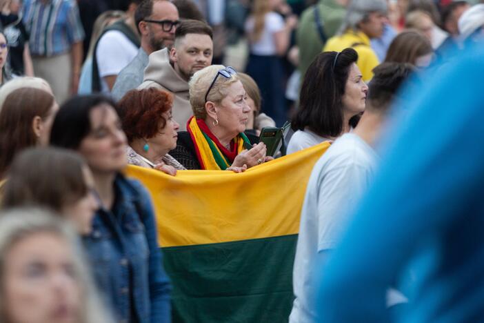 Tautiškos giesmės giedojimas Vilniaus Katedros aikštėje