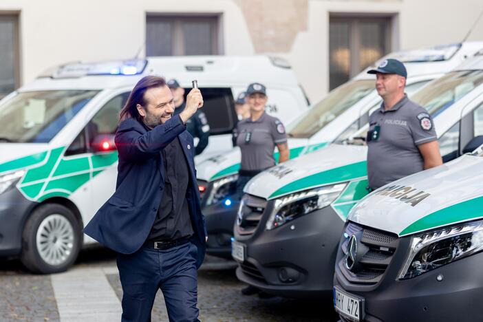 Policijos įstaigoms bus perduota devyniolika naujų mikroautobusų