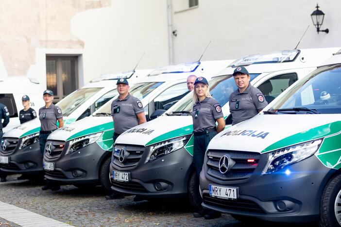 Policijos įstaigoms bus perduota devyniolika naujų mikroautobusų