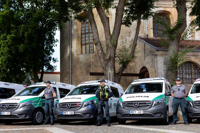 Policijos įstaigoms bus perduota devyniolika naujų mikroautobusų